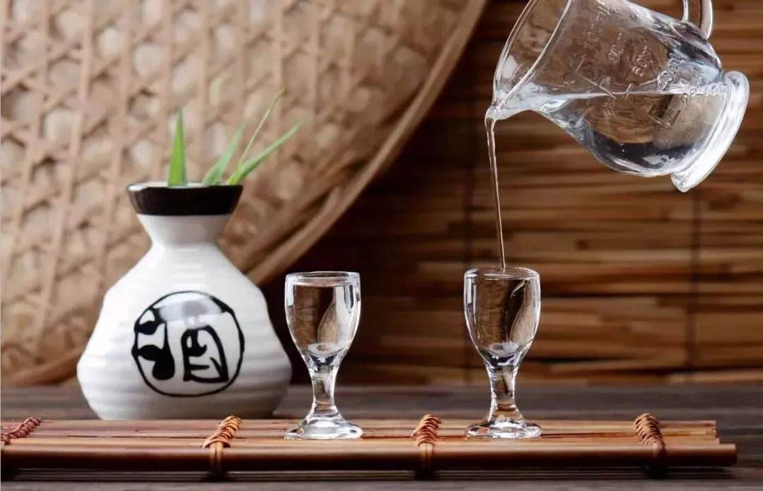 男人為什么喜歡喝白酒？喝白酒對(duì)身體有哪些危害？